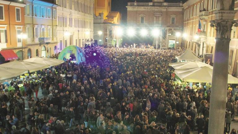 Piazza gremita per Arisa, mosaico e cultura sbancano