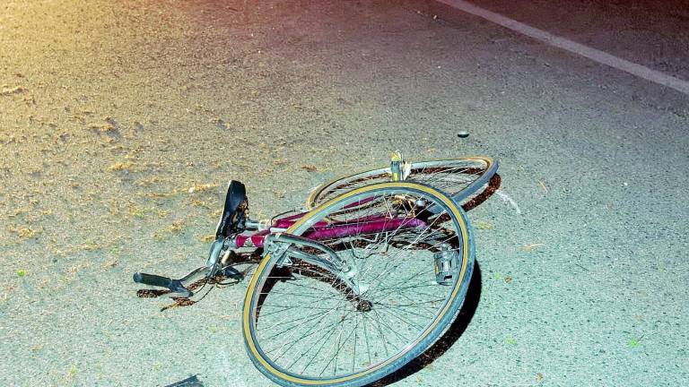 Travolto in bicicletta, muore a 19 anni