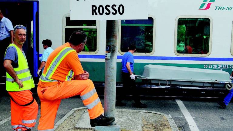 Il treno aggancia la sua bici e la uccide