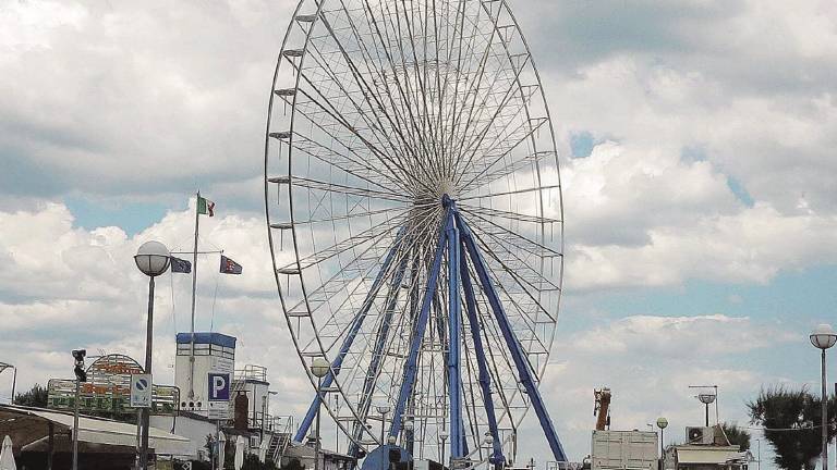 «La ruota panoramica è abusiva»