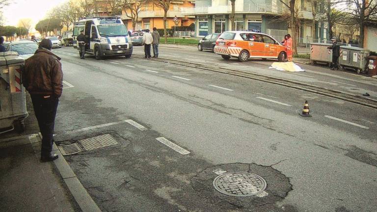 Investito da un'auto, muore un portuale