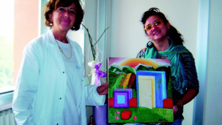 Letizia Malpassi dona un suo quadro al day hospital di Oncoematologia