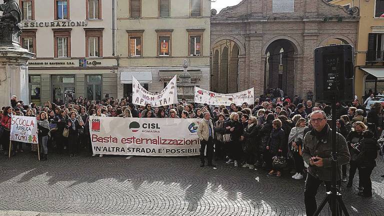 MANIFESTAZIONE IN PIAZZA L'AMAREZZA DELLE MAESTRE Asili ai privati, la rottura è totale pezzone 56 modulieat5 wet5