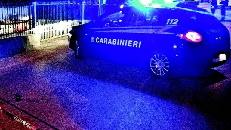 Agguato in strada, gli sparano tre colpi di pistola