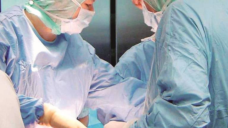 Muore a tre mesi dall'intervento Indagati quattro medici dell'Ausl