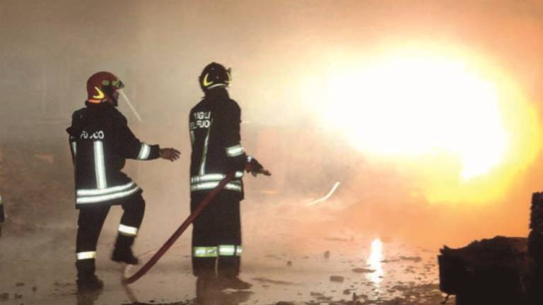Incendio doloso distrugge capannone con attrezzi agricoli e 150 lettini da spiaggia