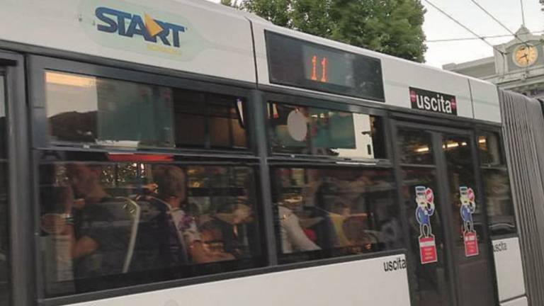 Donna incinta picchiata sul bus: «Ti faccio abortire nera di m...»