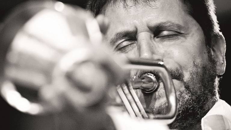 Suonando per Tambu: 18 musicisti ridanno vita alla tradizione swing