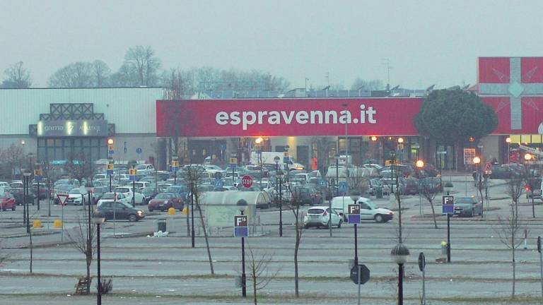Scatta l'allarme fumo, evacuato l'ipermercato Esp di Ravenna