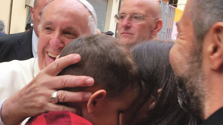 La tenerezza del Papa col bimbo non vedente: «Forza, toccami la guancia con la manina»