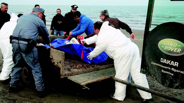 Cadavere ritrovato sulla spiaggia