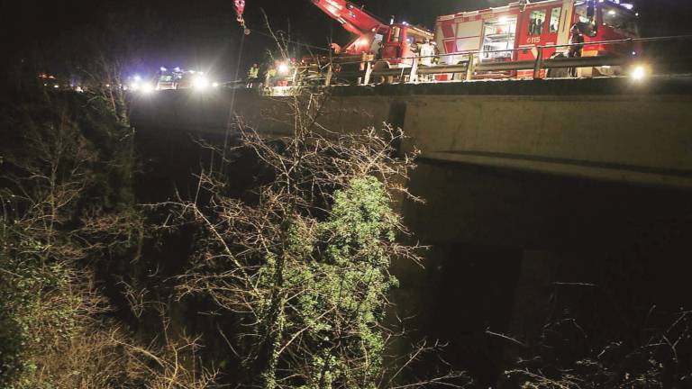 Vola dal viadotto, muore camionista