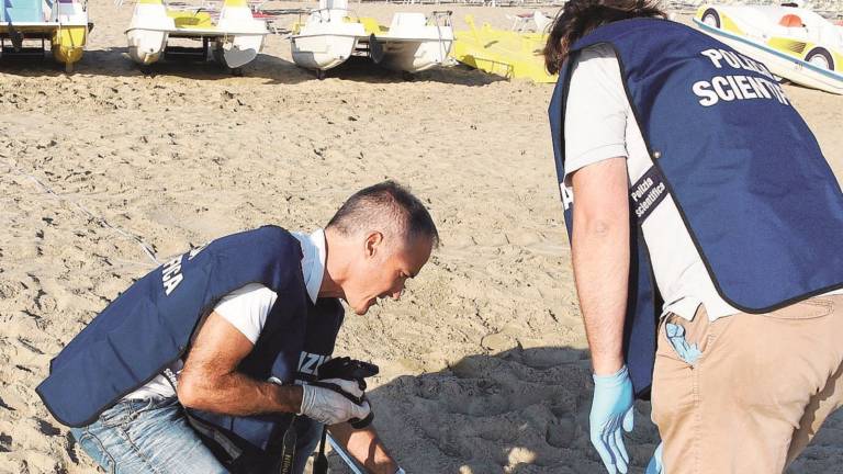 Stuprano una ragazza e un trans, caccia a quattro magrebini