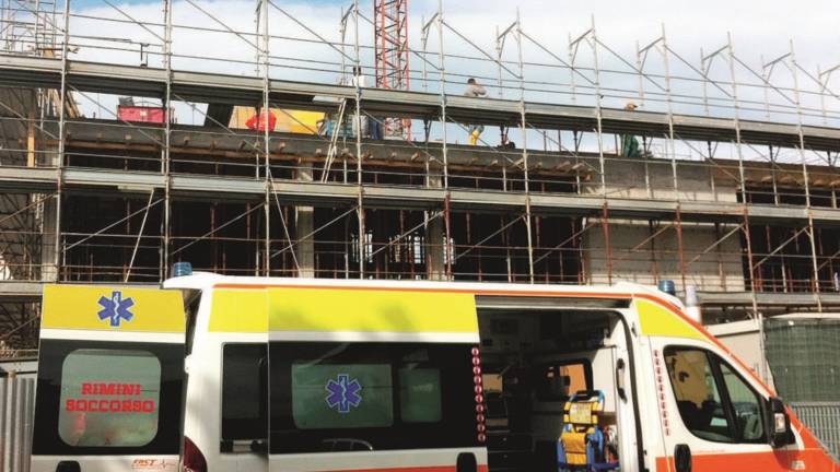 Infortunio sul lavoro nel cantiere della nuova caserma dei carabinieri