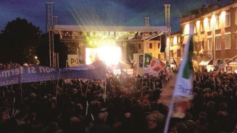 Una folla in piazza per Matteo Renzi