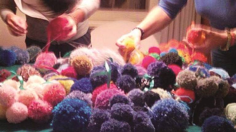 Apre la fabbrica dei pon pon: oggetti d'arte dalla lana donata
