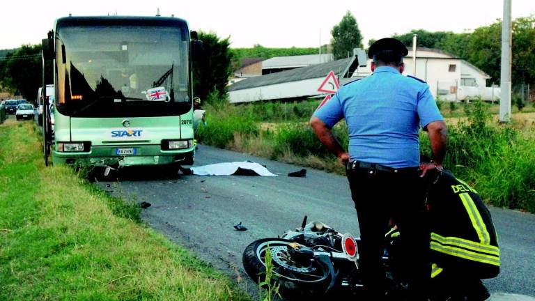 Moto contro autobus, muore una 31enne