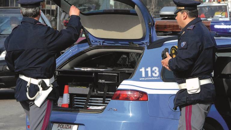 Ubriaco al volante fugge alla polizia Nei guai 22enne