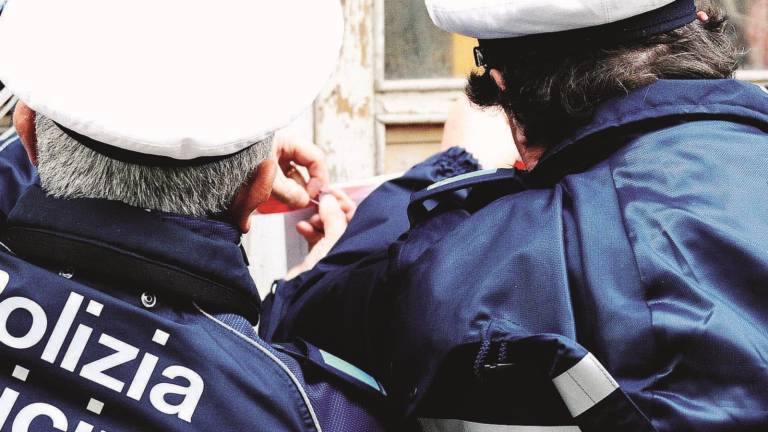 Rimini, rimontano la tettoia abusiva dopo il controllo: scatta il sequestro