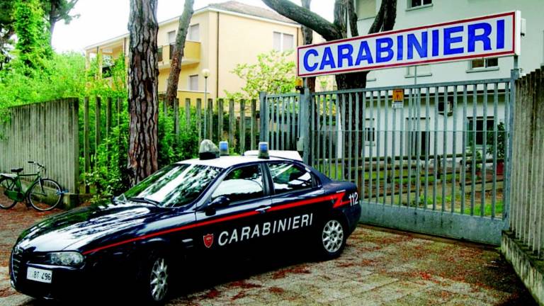 Scappa dai carabinieri ma viene bloccato e aggredisce un militare con un coltello: arrestato