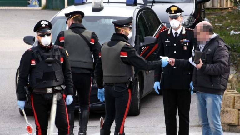 Trovati in auto in intimità: denunciati dai carabinieri
