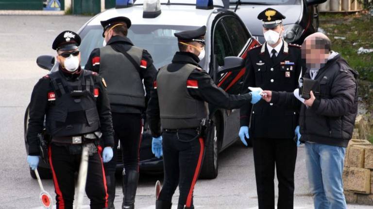 Trovati in auto in intimità: denunciati dai carabinieri