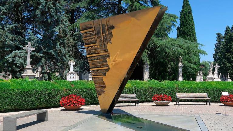 La Grande Prua, monumento dedicato a Federico Fellini al cimitero di Rimini