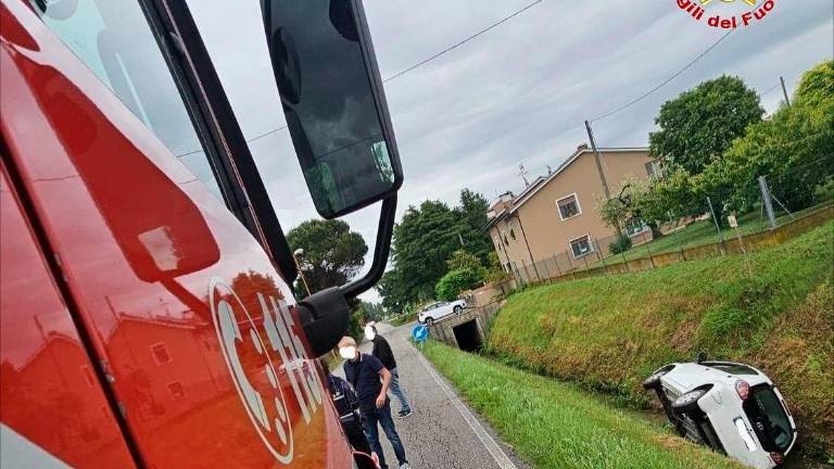 Cesena, incidente in via Cerchia di Sant’Egidio: auto nel fosso, intervento dei Vigili del Fuoco