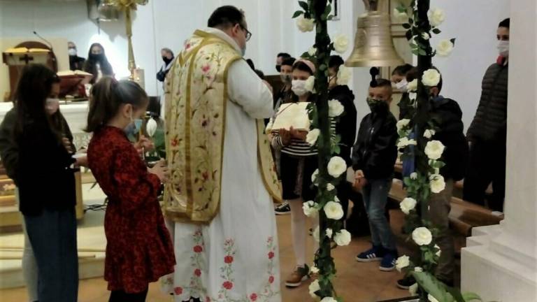 Don Daniele dona una campana alla chiesa del cimitero di Gattolino