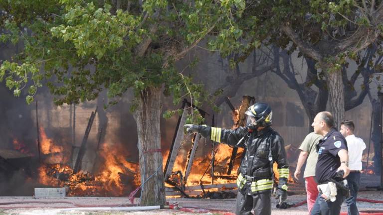 Incendio a Riccione, il vigile del fuoco: Troppi curiosi con lo smartphone