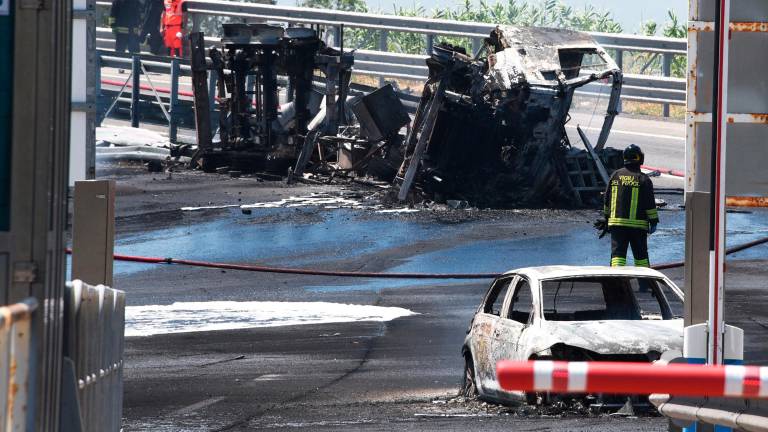 Due dei mezzi distrutti dopo il rovinoso incendio di ieri (Migliorini)