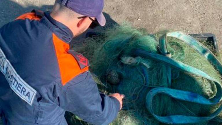 Cesenatico, pesca abusiva in mare: sequestrati oltre mille metri di reti illegali