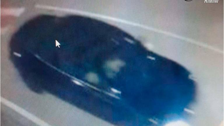 L’auto in fuga con a bordo le persone che hanno appena appiccato il fuoco