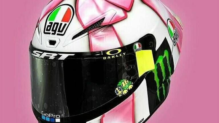 Valentino Rossi, il nuovo casco con fiocco rosa e dedica