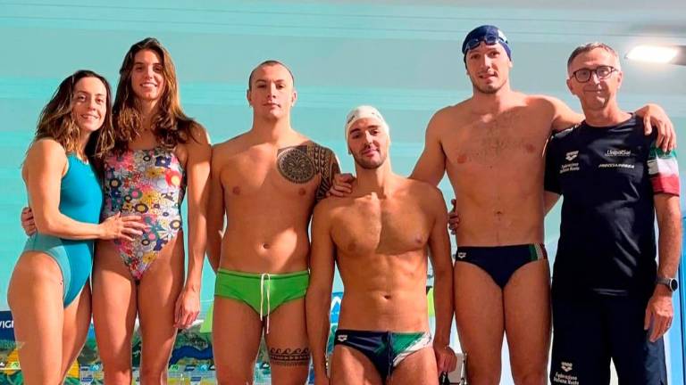 Il gruppo dell’Imolanuoto in collegiale a Livigno con Cesare Casella