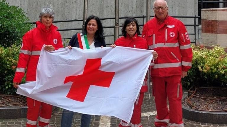 Riccione, la bandiera della Croce Rossa esposta in Comune
