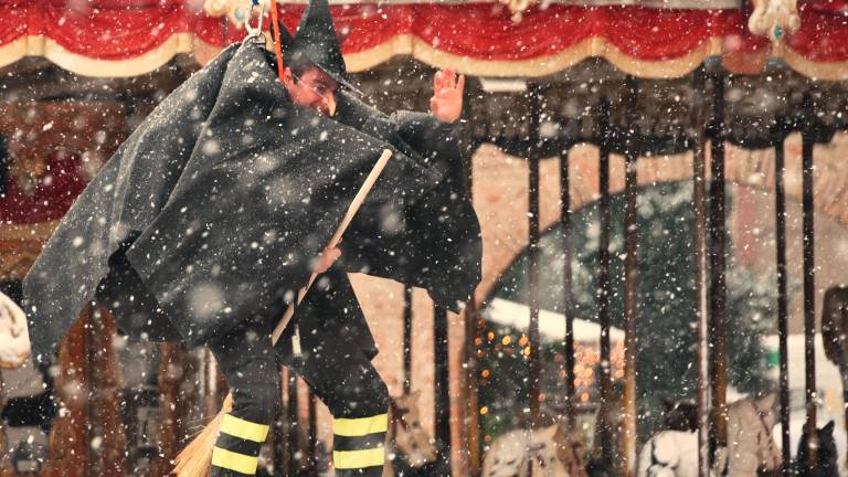 Rimini. La Befana dei pompieri in piazza Malatesta. FOTOGALLERY Migliorini
