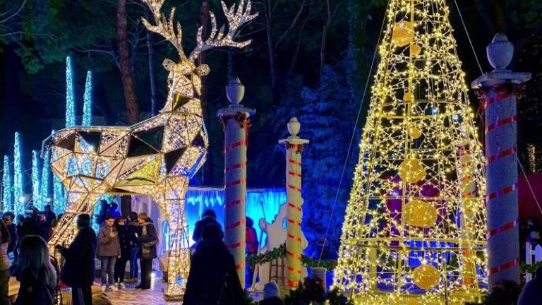 Milano Marittima, sfreccia contromano e abbatte la recinzione del villaggio di Babbo Natale