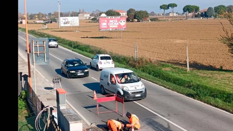 Cesena, paura per i lavori pericolosi sulla Cervese: “Gli operai hanno rischiato di essere travolti”