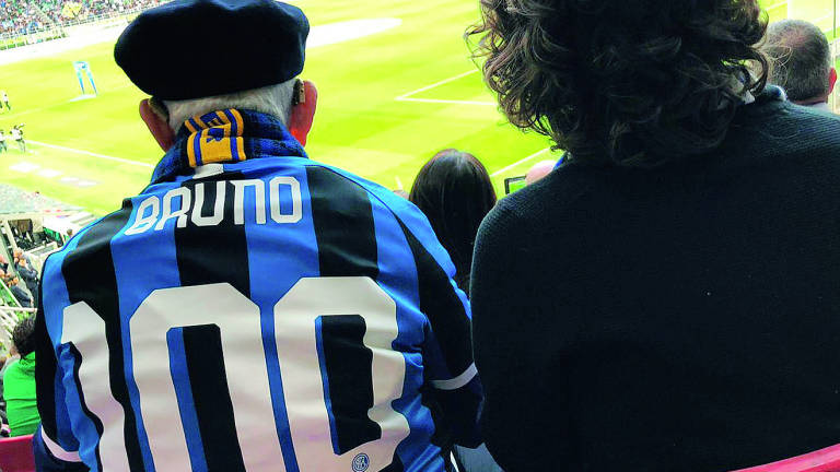 Tifoso dell'Inter di Forlì festeggia i 100 anni sul prato di San Siro