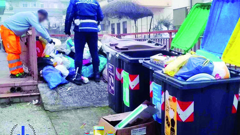Lascia una “discarica” di rifiuti in pieno centro a Misano, multato