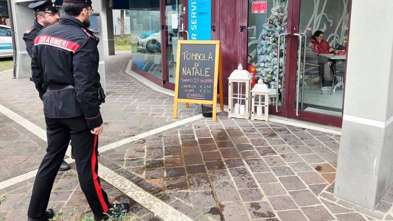 Riccione, sfregia al volto il barista con due rasoi, bloccato dagli altri clienti