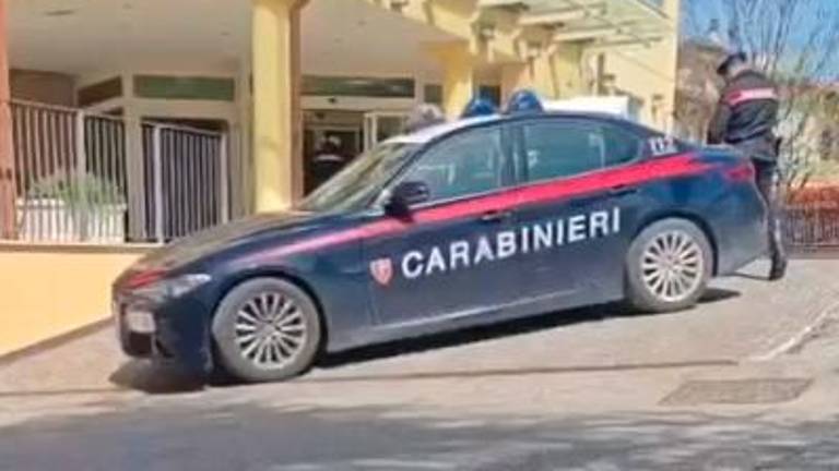 I carabinieri di Novafeltria davanti all’hotel