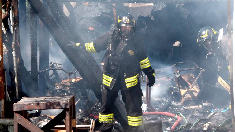 Rimini, incendio distrugge un capanno e danneggia un edificio vicino GALLERY