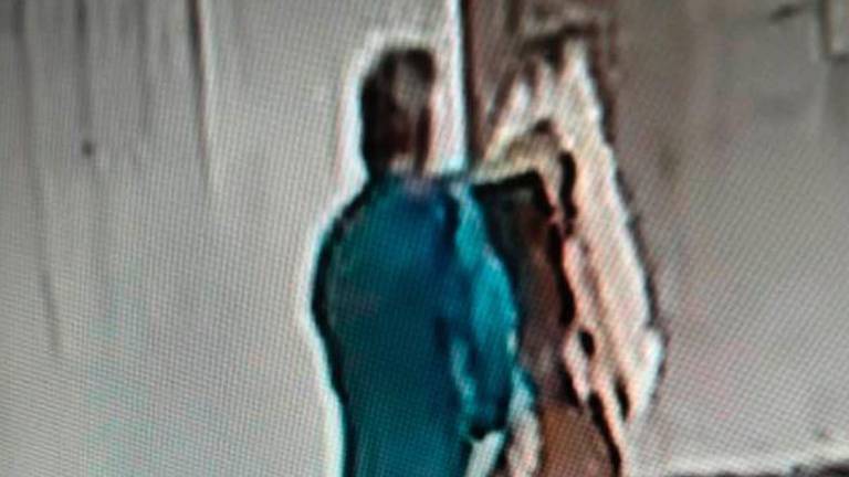 Il ladro ripreso dalle telecamere mentre fugge con il candeliere
