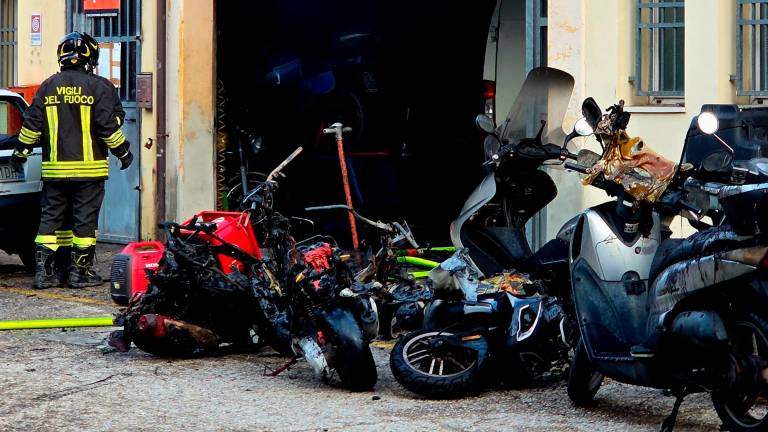 Santarcangelo, scoppia un incendio all’officina di riparazione di moto e scooter - Gallery