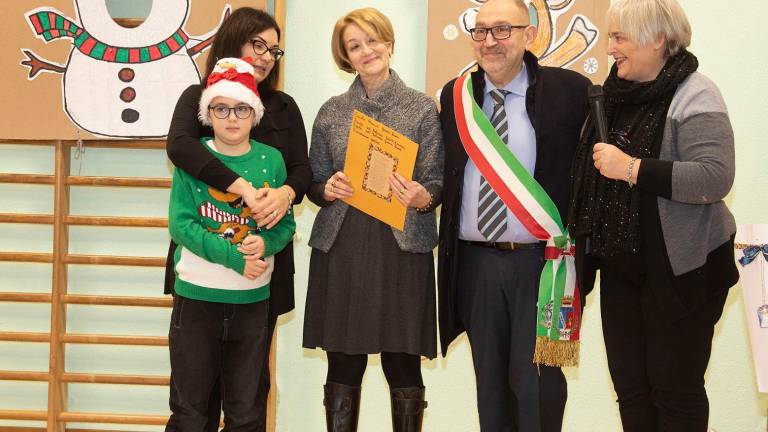 La moglie e il figlio del medico coi vertici della scuola, Comune e Ausl