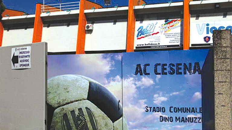I cancelli dello stadio “Manuzzi” chiusi durante il fallimento del 2018