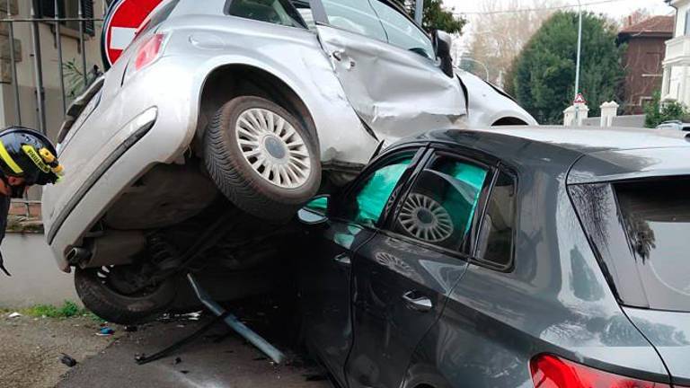 La Fiat 500 è finita sopra il cofano dell’Audi (foto Fabio Blaco)