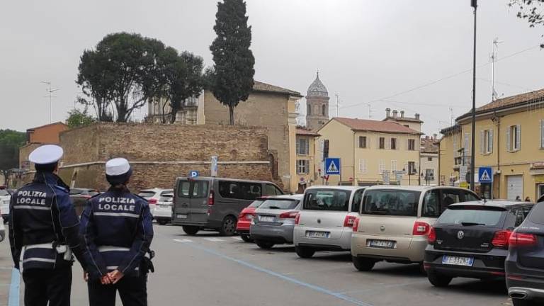 Ravenna, parcheggiatore abusivo se la prende con gli ausiliari